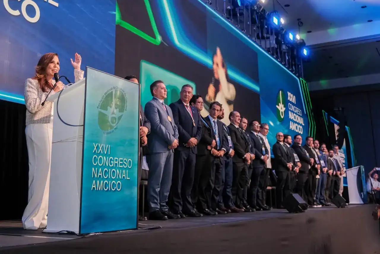 Especialistas reunidos durante el congreso de cirugía de columna en Cancún