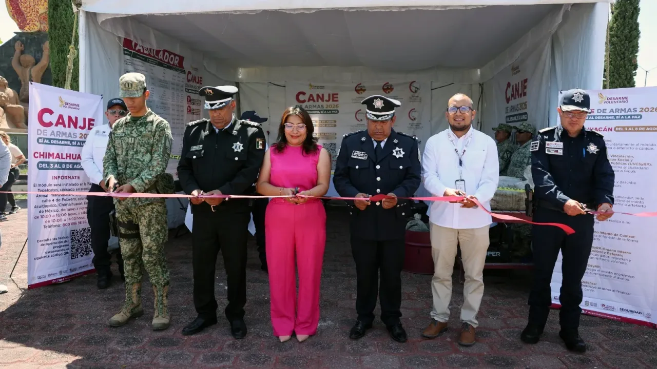 Personas en el módulo de canje de armas en Chimalhuacán