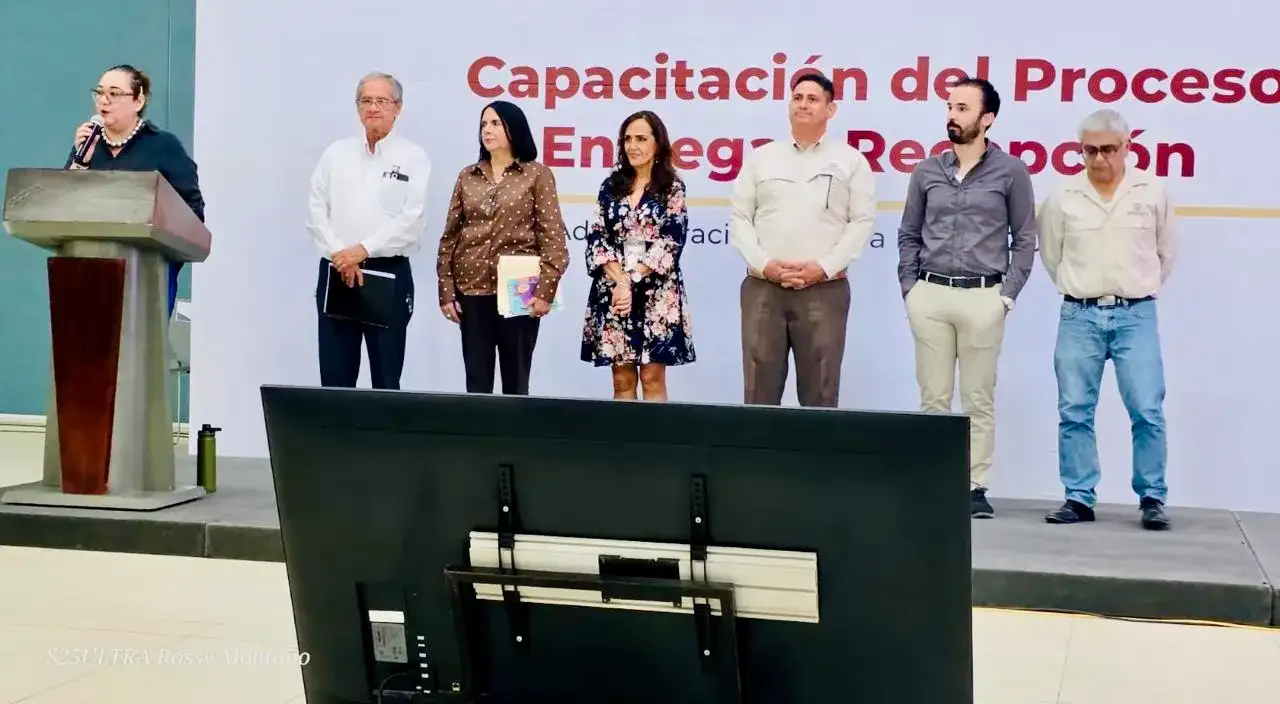 Funcionarios públicos en una sesión de capacitación en La Paz, Baja California Sur