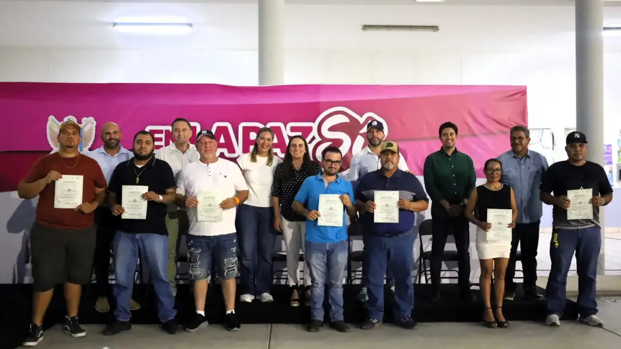 Entrega de constancias a trabajadores de recolección de residuos en La Paz
