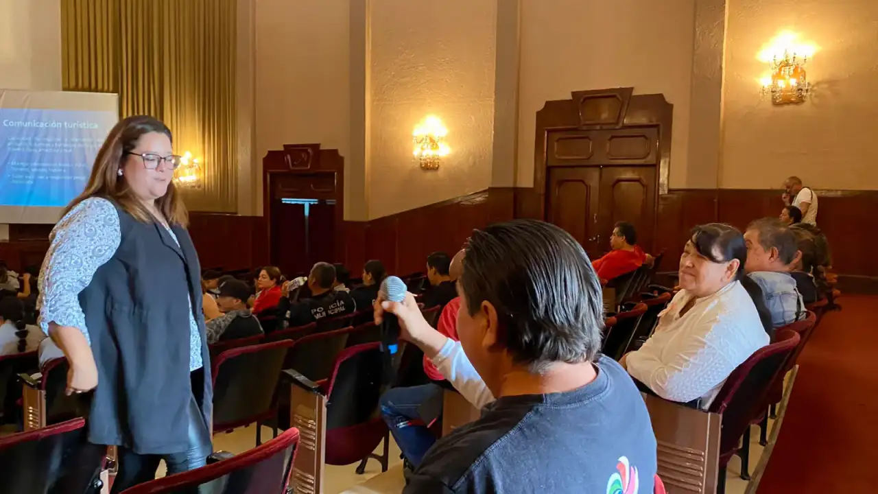 Personas participando en un taller de capacitación turística en Nochistlán, Zacatecas
