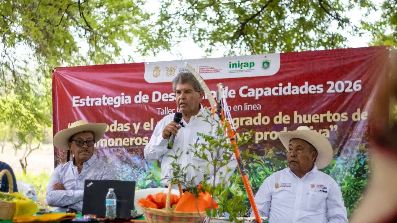 Productores de limón durante una capacitación en un huerto en Iguala, Guerrero