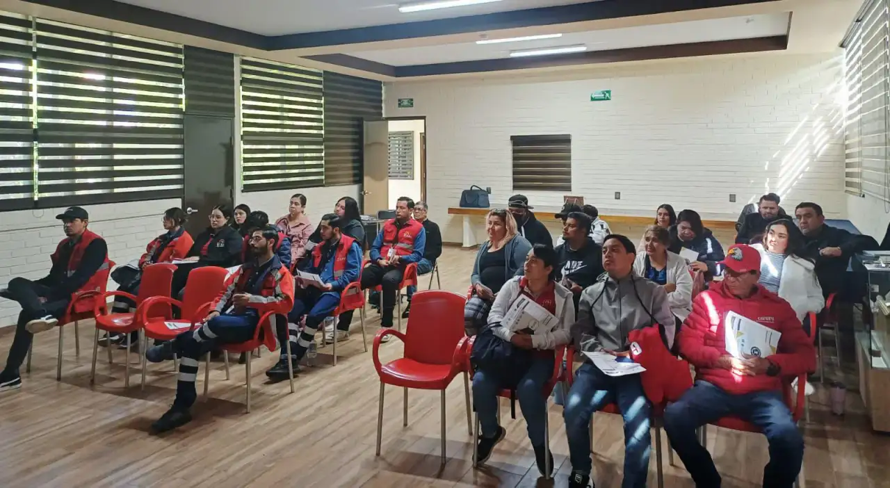 Personas adultas mayores durante un recorrido turístico en la Mina El Edén