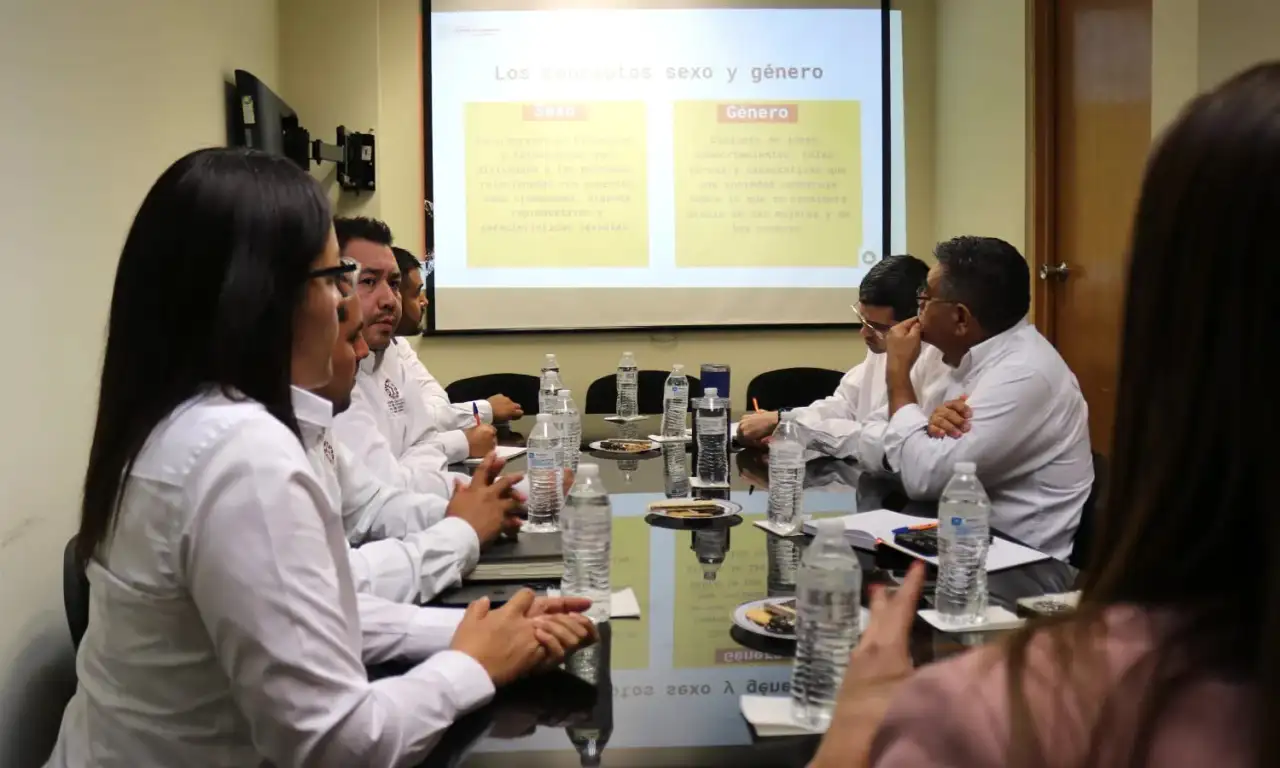 Servidores públicos en una sesión de capacitación sobre perspectiva de género