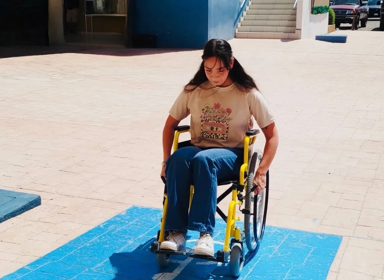 Personal de SIPINNA participa en dinámica de sensibilización con silla de ruedas
