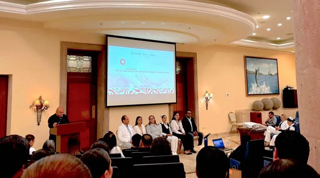 Personal de salud durante una capacitación en un aula