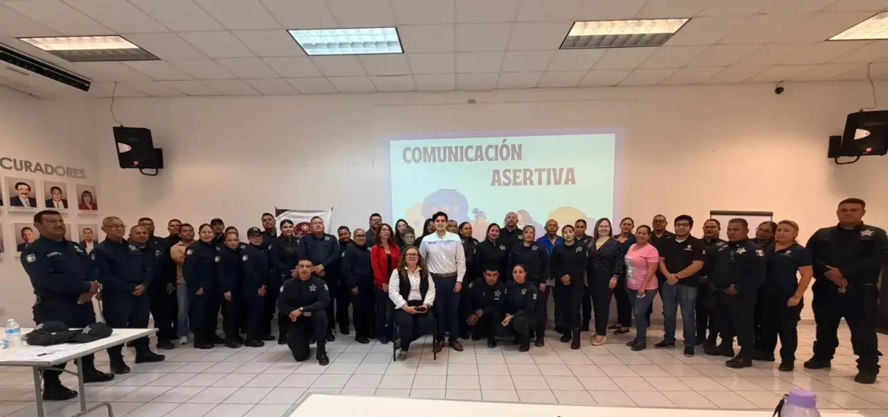 Policías estatales de Baja California Sur durante una capacitación en comunicación asertiva