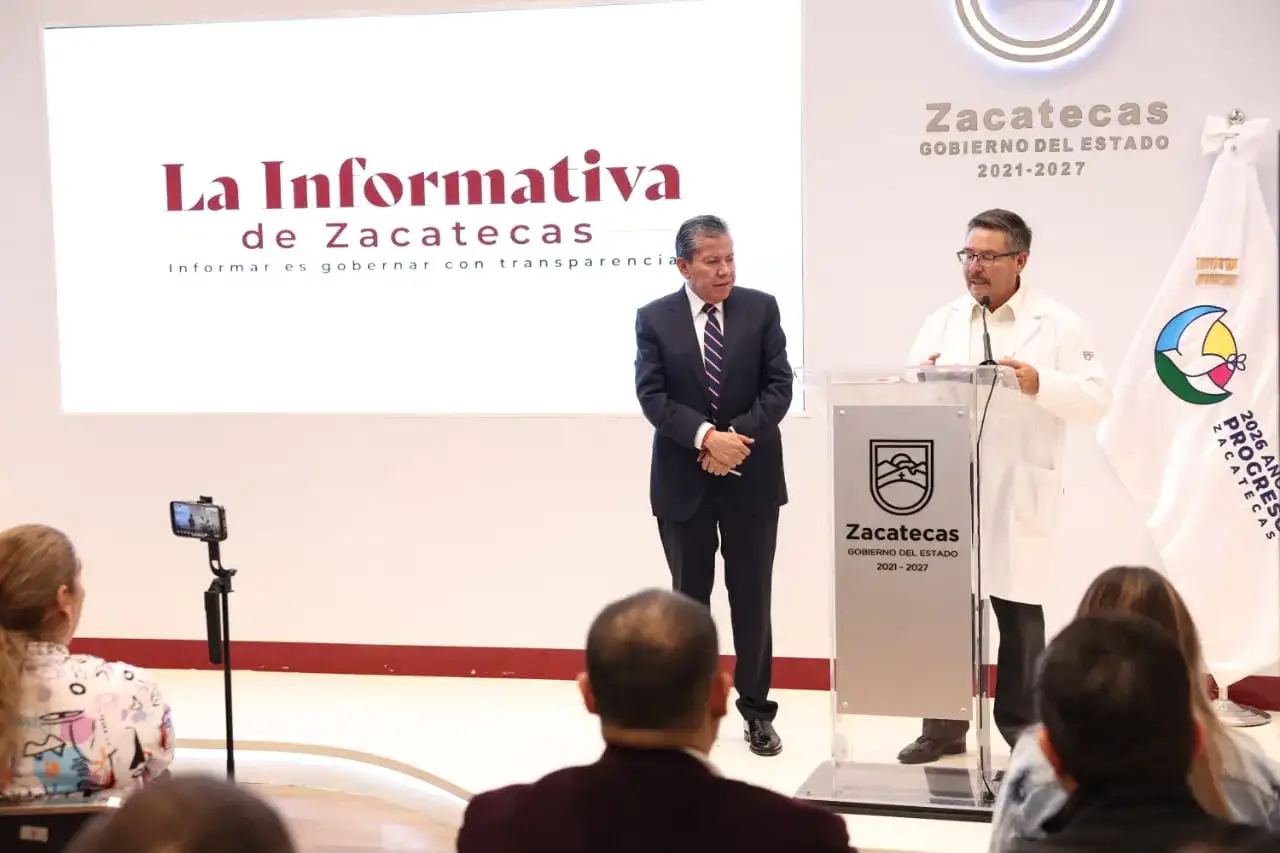 Unidades médicas móviles instaladas en la plaza principal de un municipio zacatecano