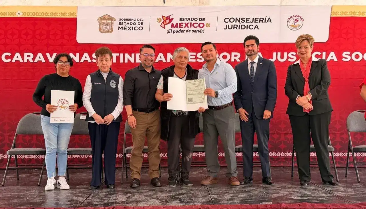 Personas formadas en la Explanada Municipal de Cuautitlán Izcalli durante una jornada de trámites y servicios