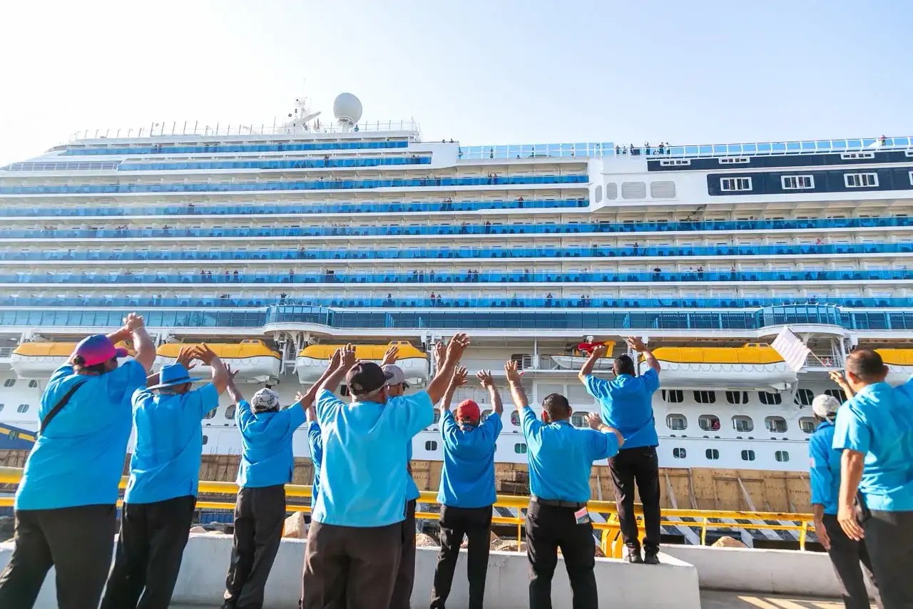 Crucero atracado en el puerto de Acapulco durante su escala
