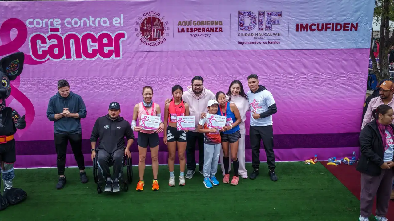 Personas corriendo en la Glorieta de Las Américas durante la carrera contra el cáncer