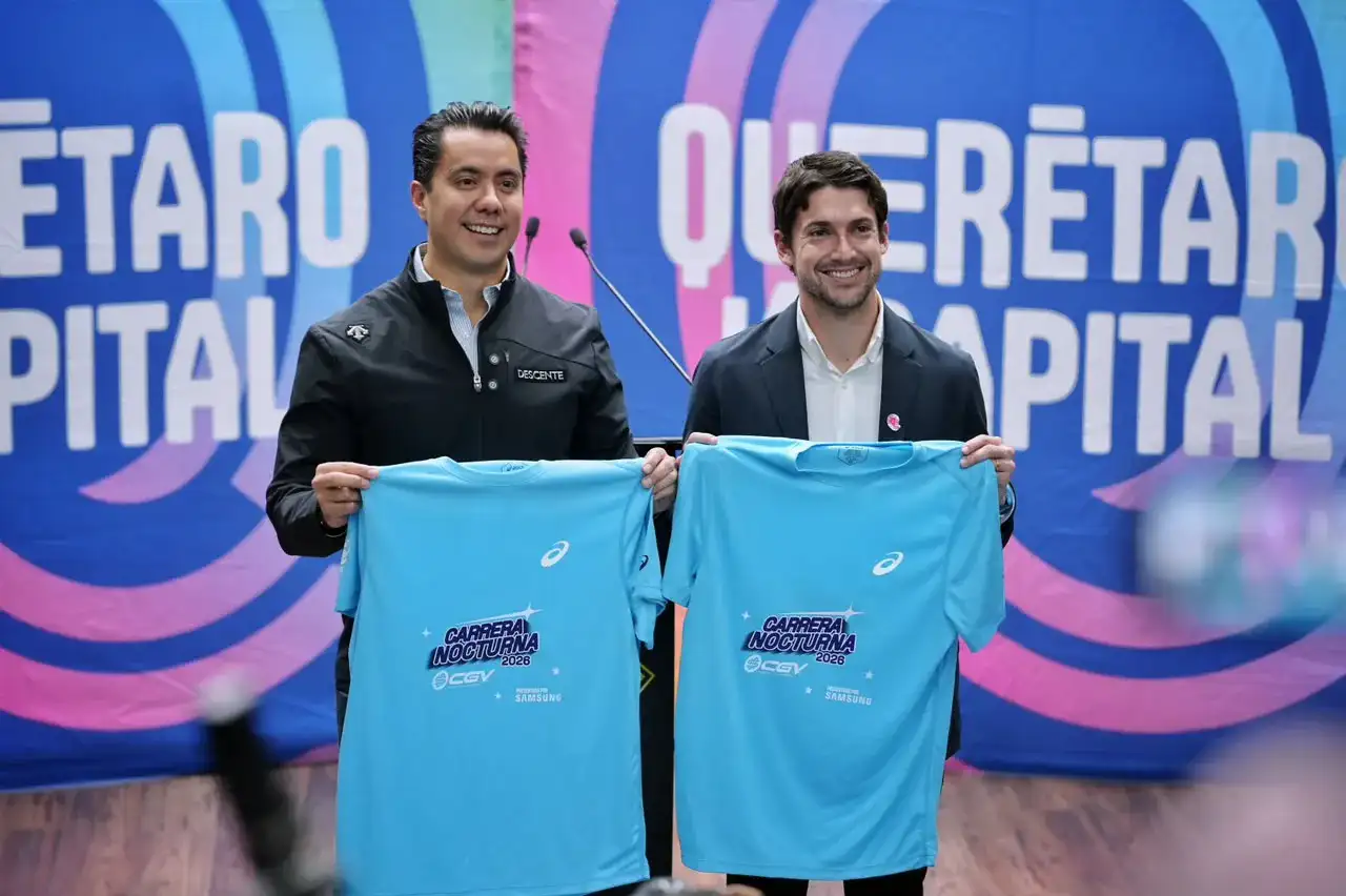 Corredores durante una carrera nocturna en calles del Centro Histórico de Querétaro