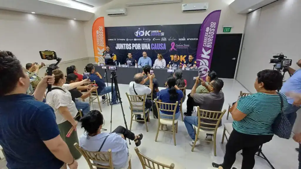 Corredores participando en una carrera atlética urbana durante la mañana