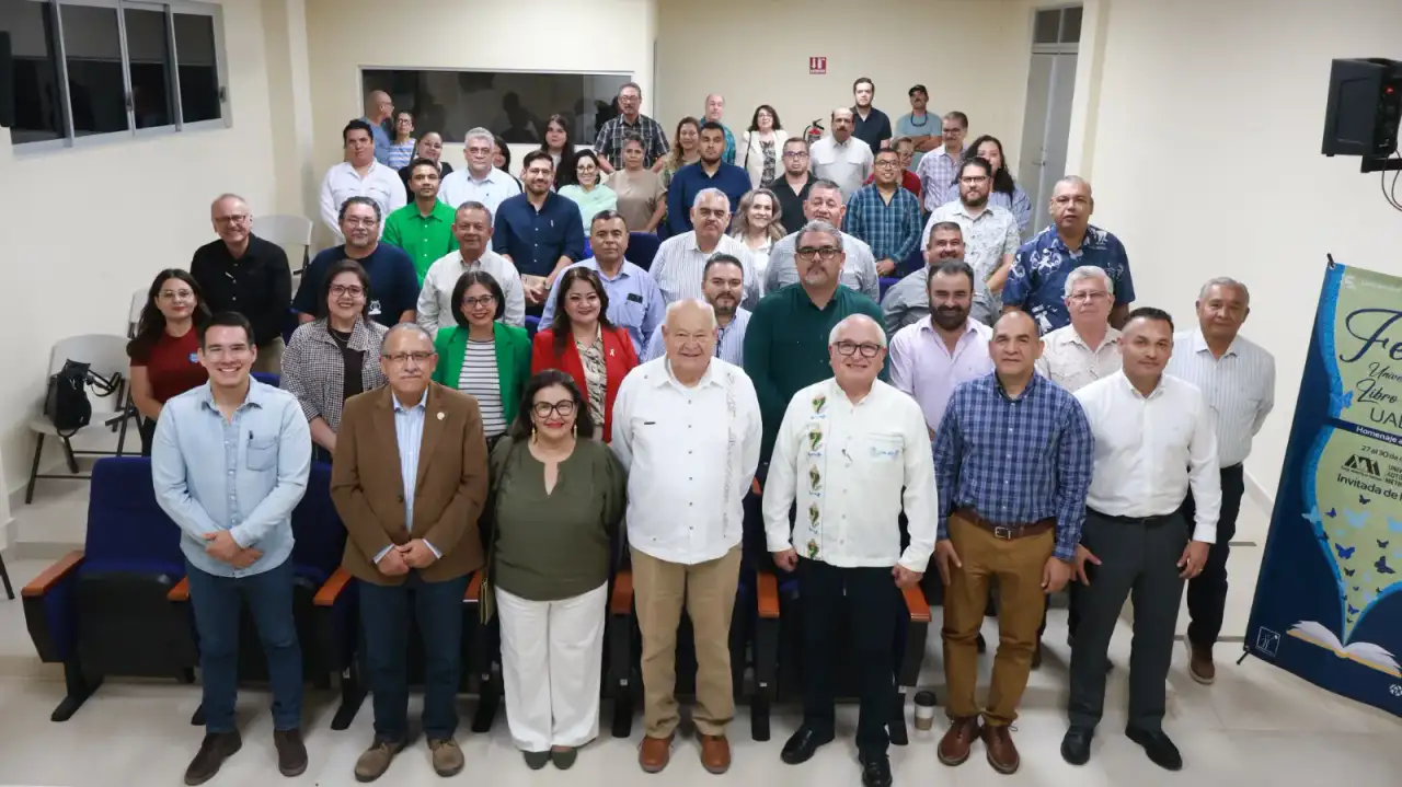 Personas reunidas en una presentación de libro en la universidad