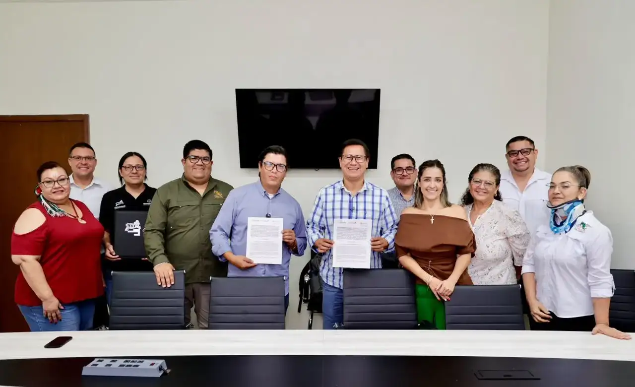 Estudiantes y autoridades durante la firma de un convenio de colaboración cultural