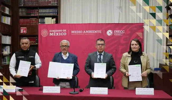 Representantes de Cenapred e INECC durante la firma de un convenio de colaboración
