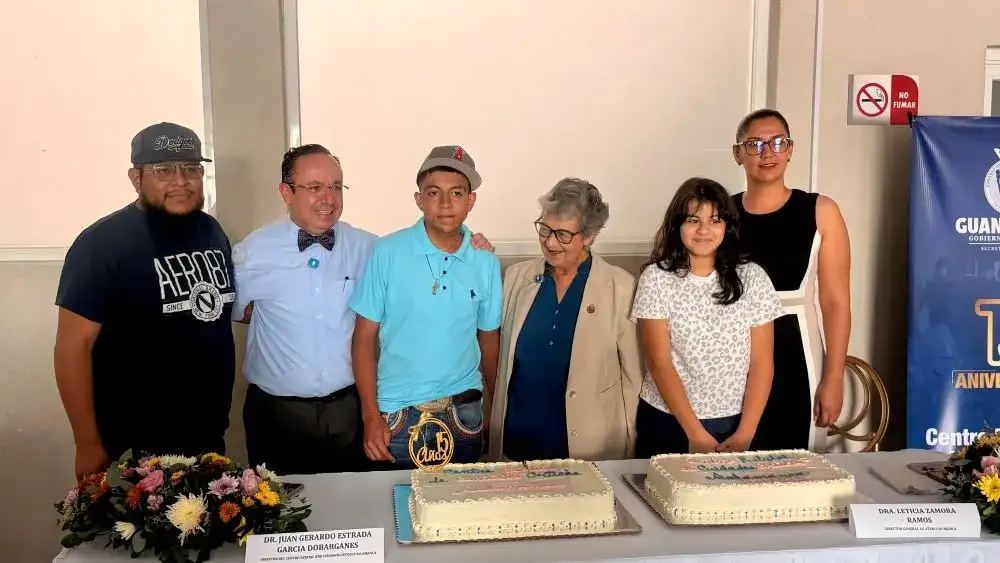 Personal médico en ceremonia de aniversario del Centro Estatal de Cuidados Críticos de Salamanca