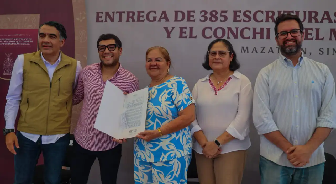 Documentos de propiedad y escrituras sobre una mesa