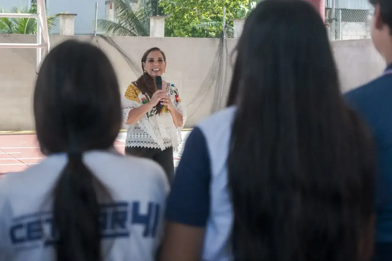 Estudiantes y autoridades en la entrega de un domo escolar en Cancún