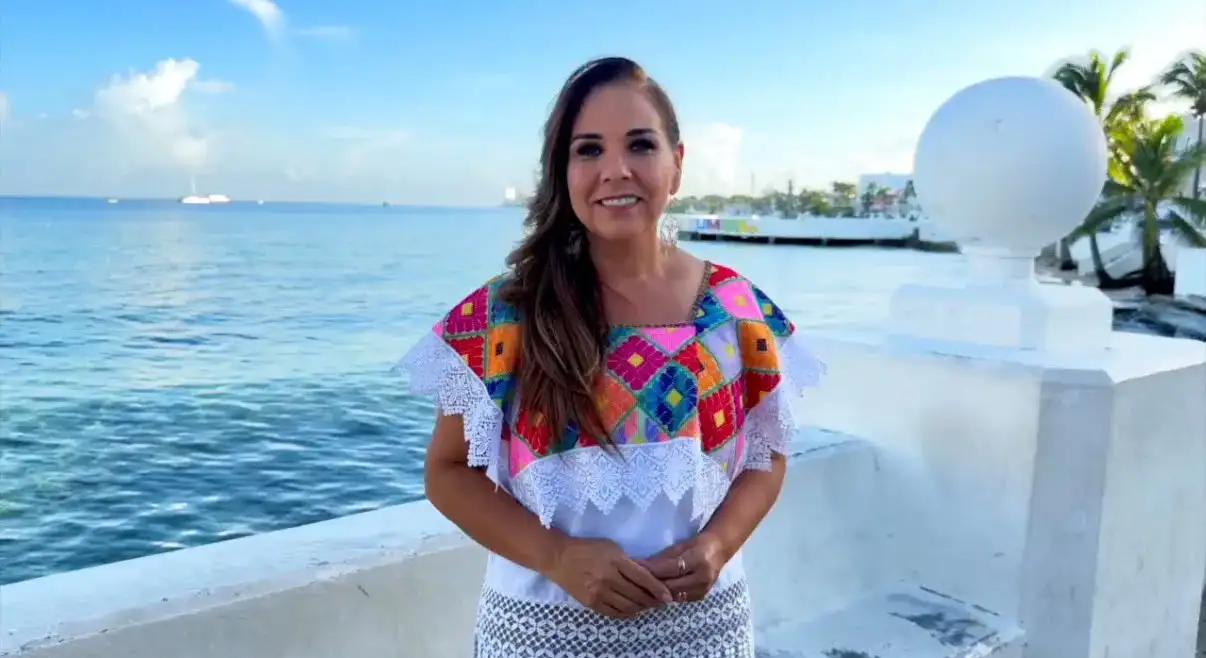 Infraestructura eléctrica y paisaje costero de Cozumel, Quintana Roo