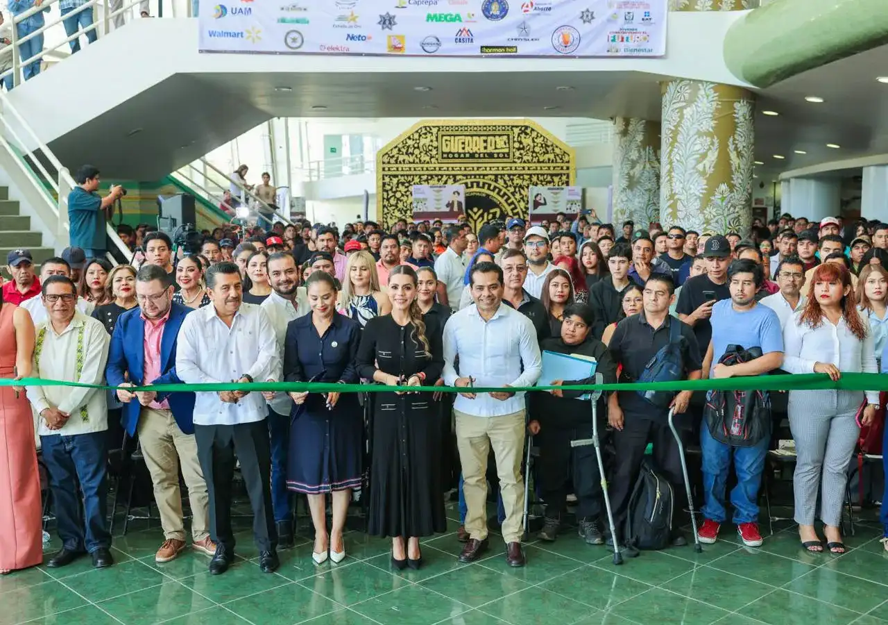 Personas formadas en una feria del empleo en Chilpancingo, Guerrero