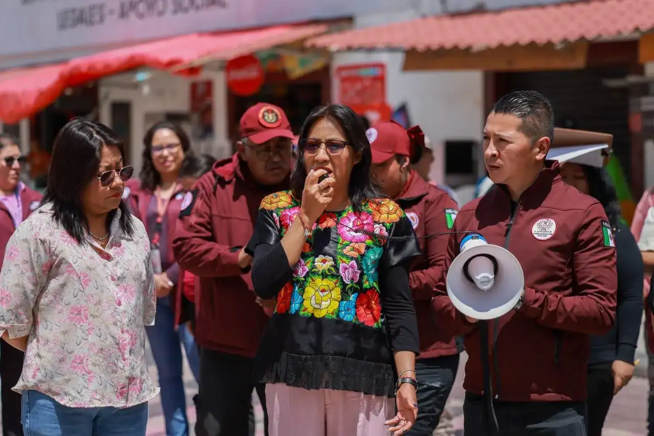 Personal de emergencia y ciudadanos durante un simulacro de sismo en un edificio público