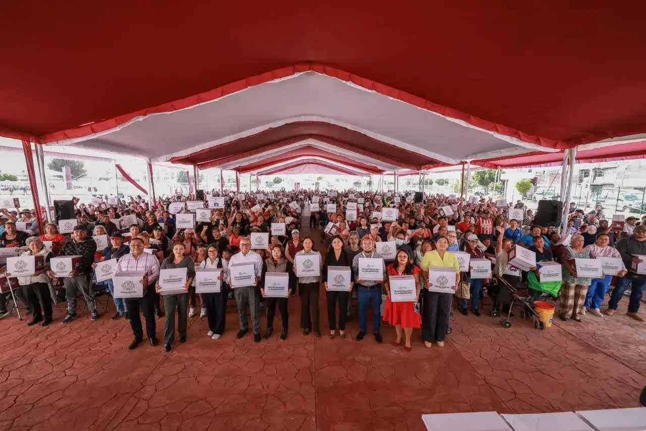 Entrega de canastas alimentarias a vecinos en un deportivo municipal de Chimalhuacán