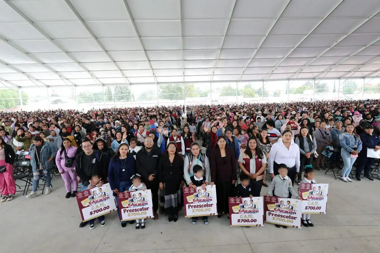 Estudiantes de preescolar y familias durante la entrega de apoyos educativos en Chimalhuacán