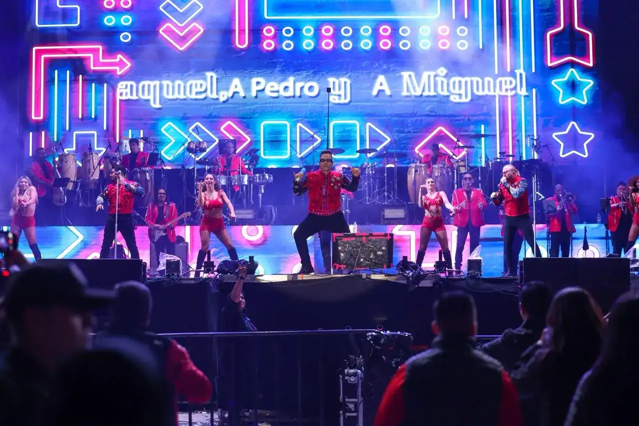 Asistentes a la feria de Chimalhuacán durante un concierto masivo