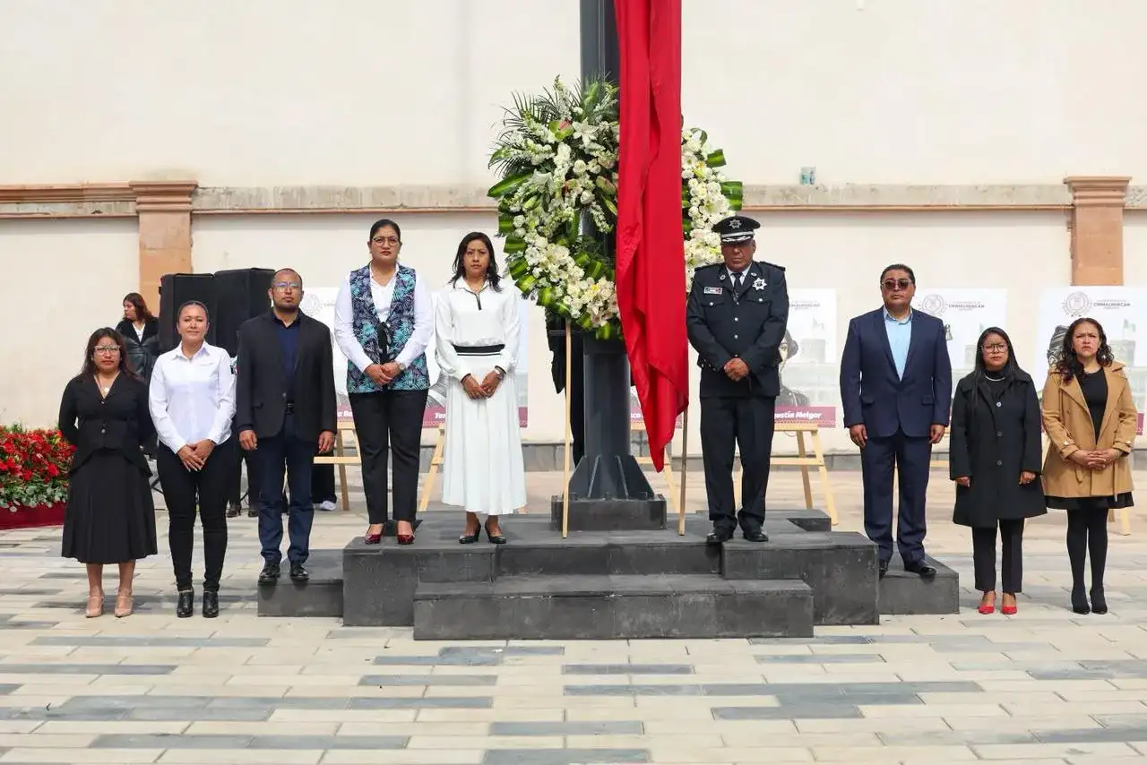 Autoridades municipales durante el acto cívico en Chimalhuacán