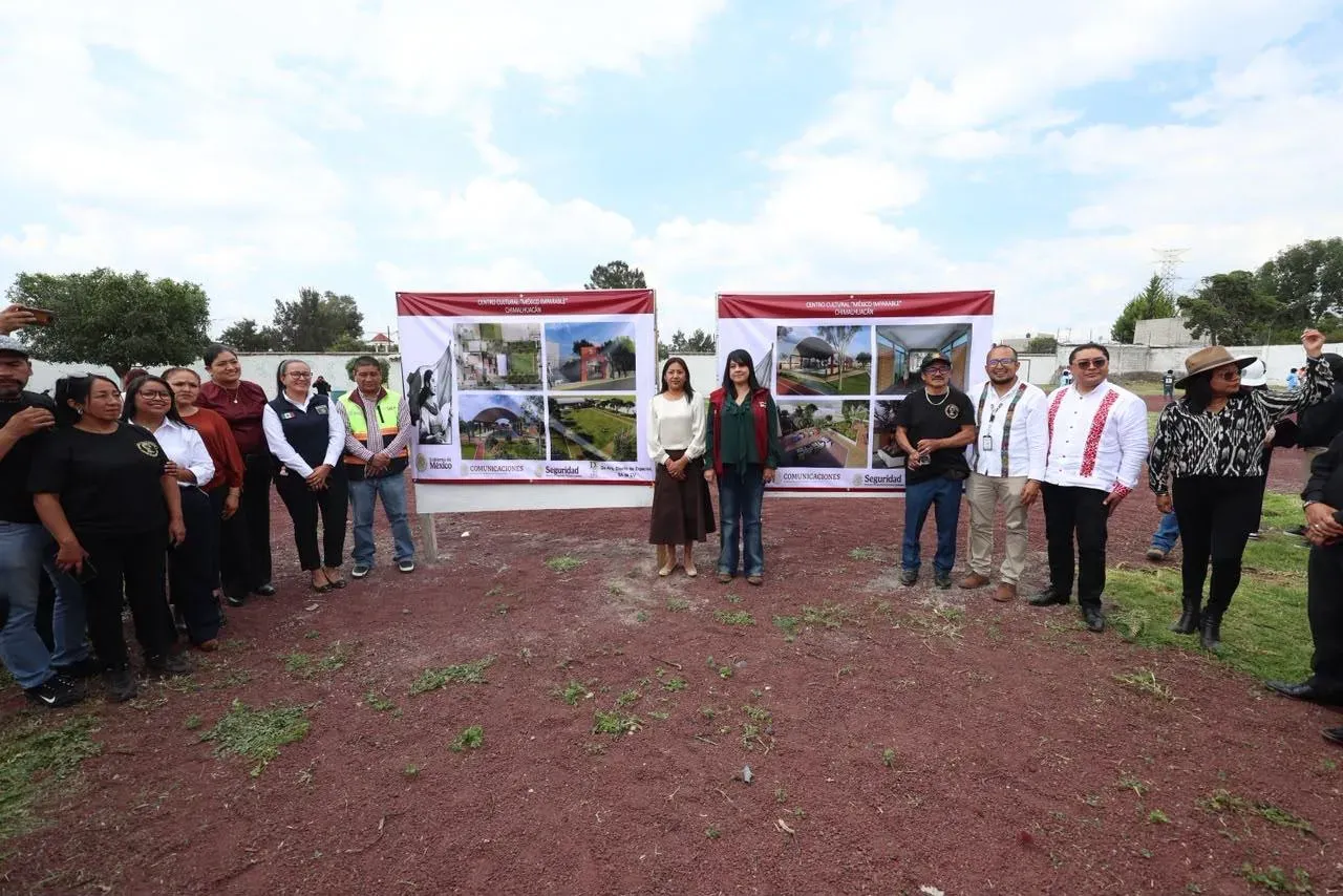 Autoridades y jóvenes durante el anuncio del centro comunitario en Chimalhuacán