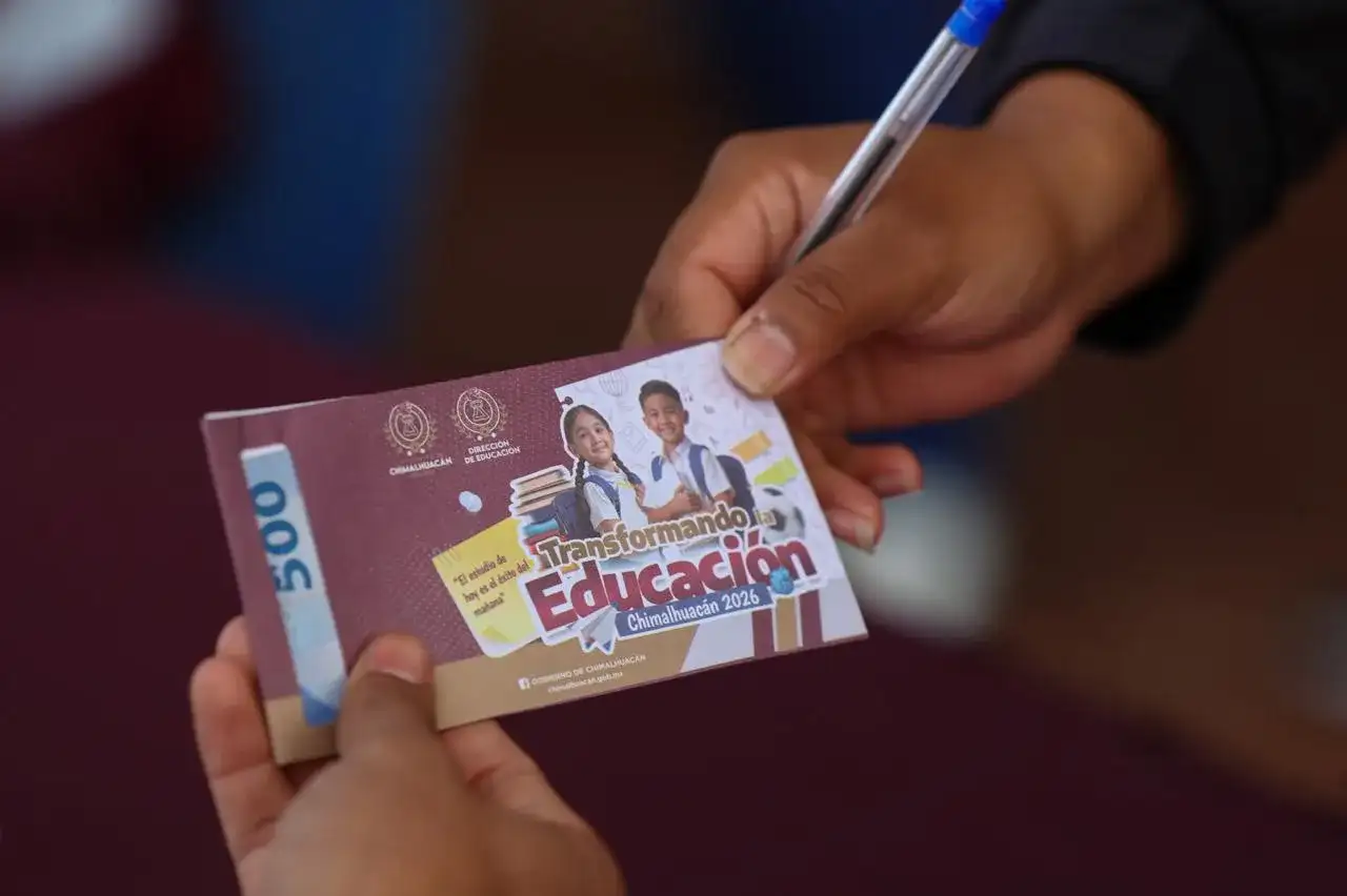 Familias reunidas en el recinto ferial durante la entrega de apoyos escolares