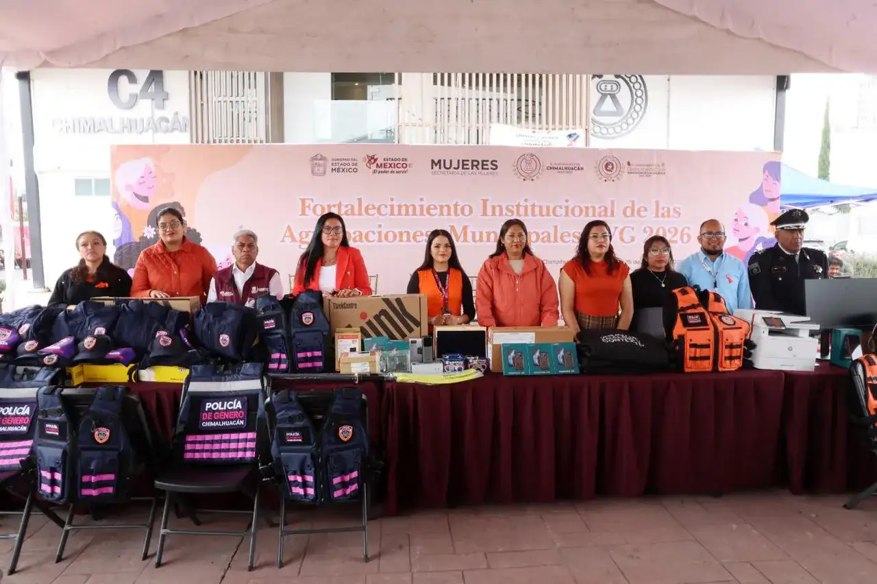 Entrega de equipamiento y camionetas en explanada del C4 de Chimalhuacán