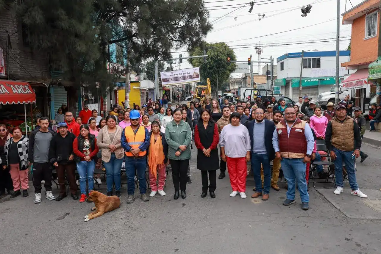 Trabajadores y autoridades durante el inicio de pavimentación en una avenida