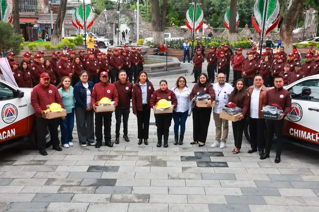 Entrega de unidades y uniformes a bomberos en Chimalhuacán