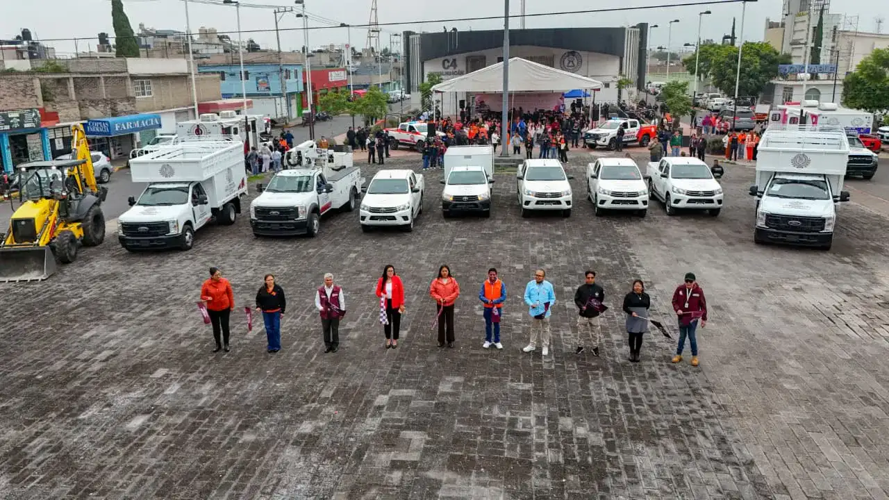 Entrega de vehículos municipales en explanada del C4 de Chimalhuacán