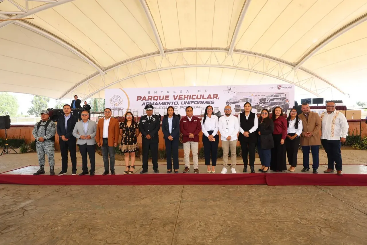 Patrullas nuevas estacionadas durante la ceremonia de entrega en Chimalhuacán