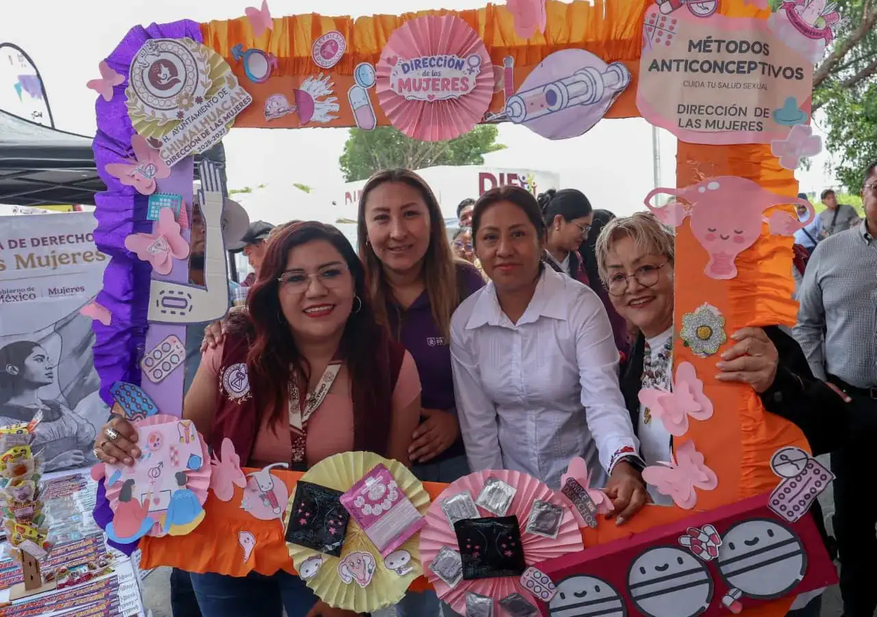 Personas reciben atención durante una feria de servicios intermunicipal en Chimalhuacán