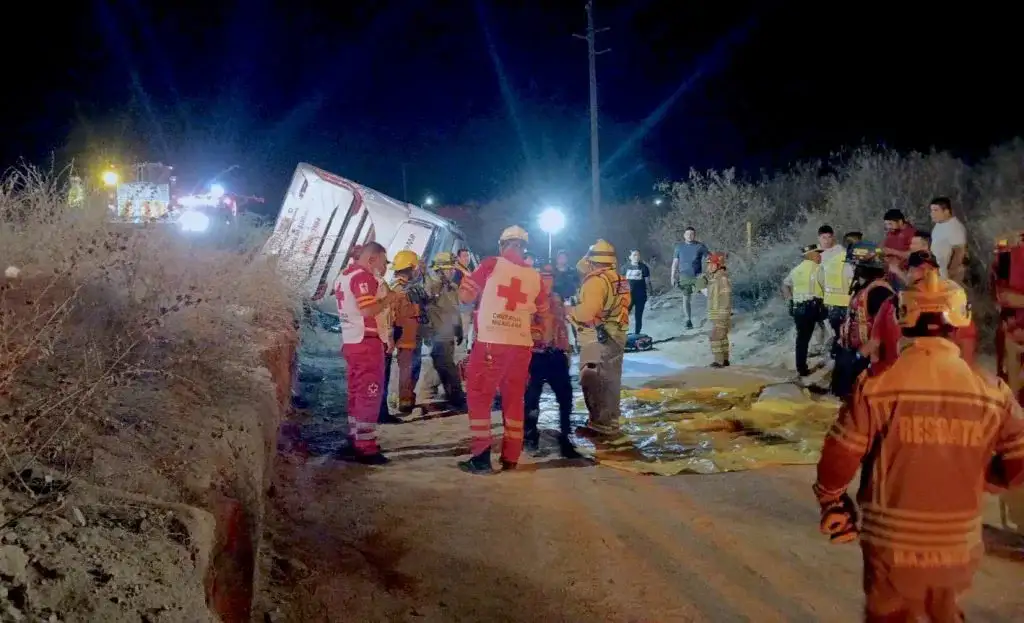 Accidente de tránsito en Santa Anita, Los Cabos, con autobús y auto involucrados