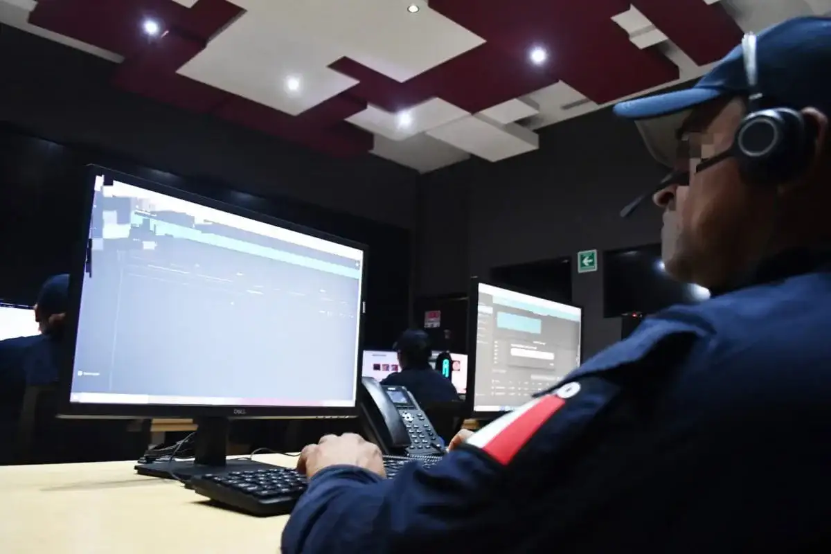Agente de la Guardia Estatal Cibernética de Tamaulipas revisando una computadora