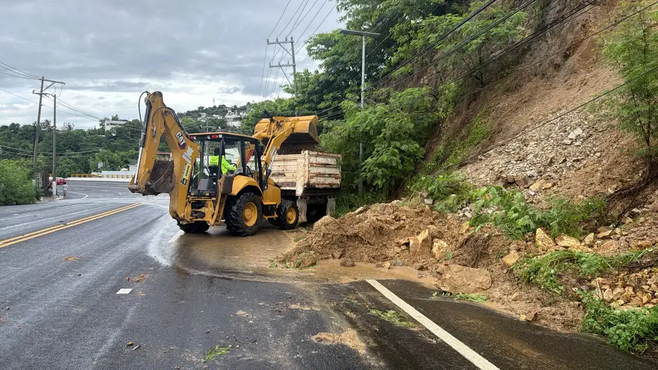 Personal de la CICAEG retira escombros en la avenida principal de Pie de la Cuesta, Acapulco