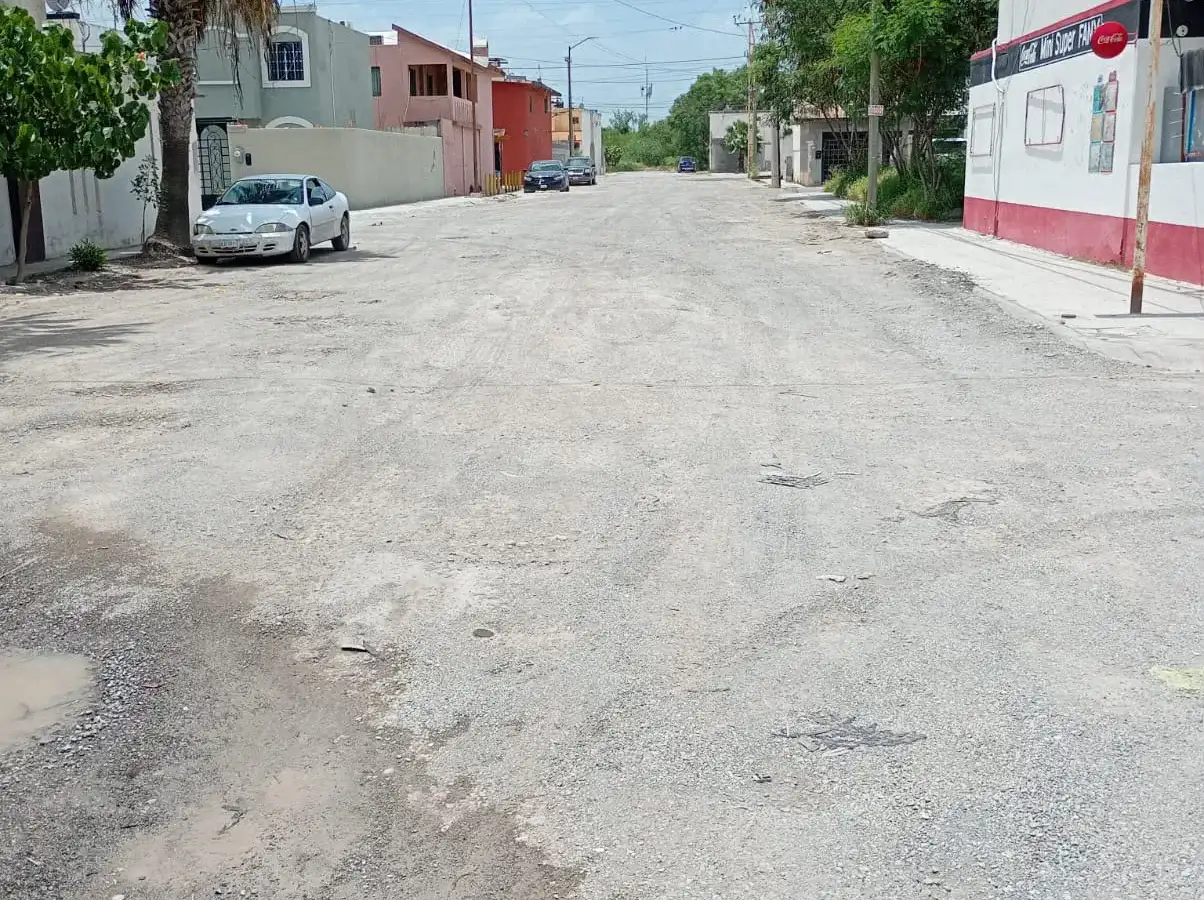 Obras de rehabilitación de pavimento en calle Loma Blanca, Reynosa