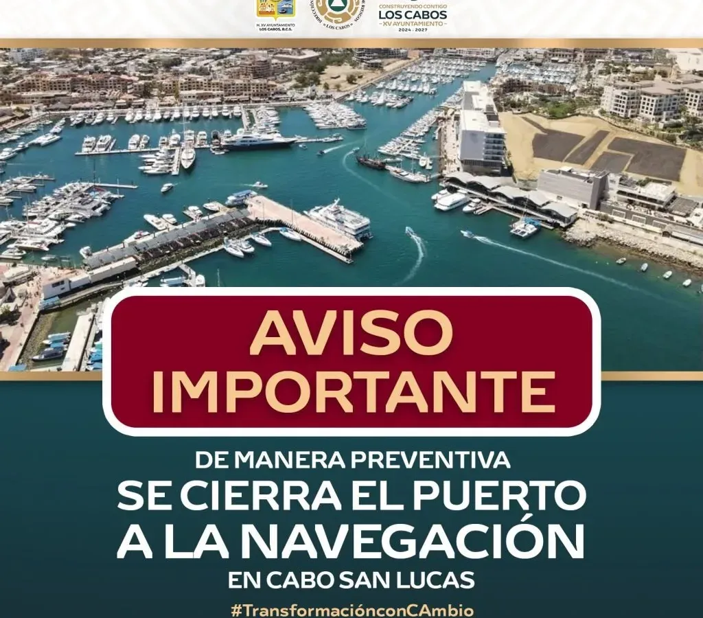 Puerto de Cabo San Lucas con embarcaciones menores en el muelle