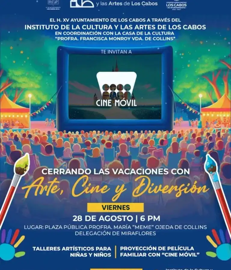 Familias disfrutando de una función de cine al aire libre en una plaza pública