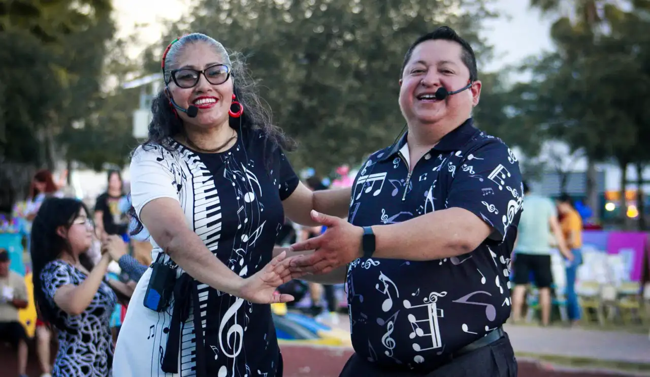 Personas bailando danzón en una plaza pública de Reynosa durante el programa Domingos de Danzón
