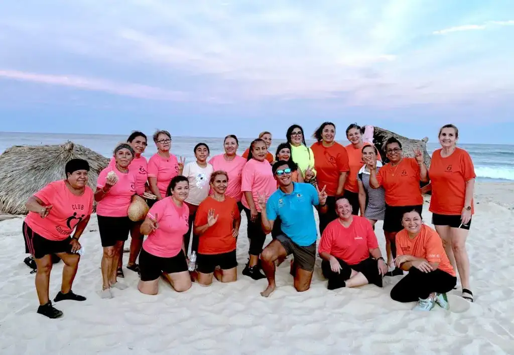 Personas bailando danzón en la playa Costa Azul