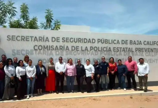 Estudiantes caminando hacia una escuela en Baja California Sur