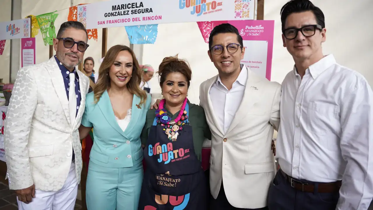 Cocineras tradicionales sirviendo platillos típicos en un pabellón gastronómico
