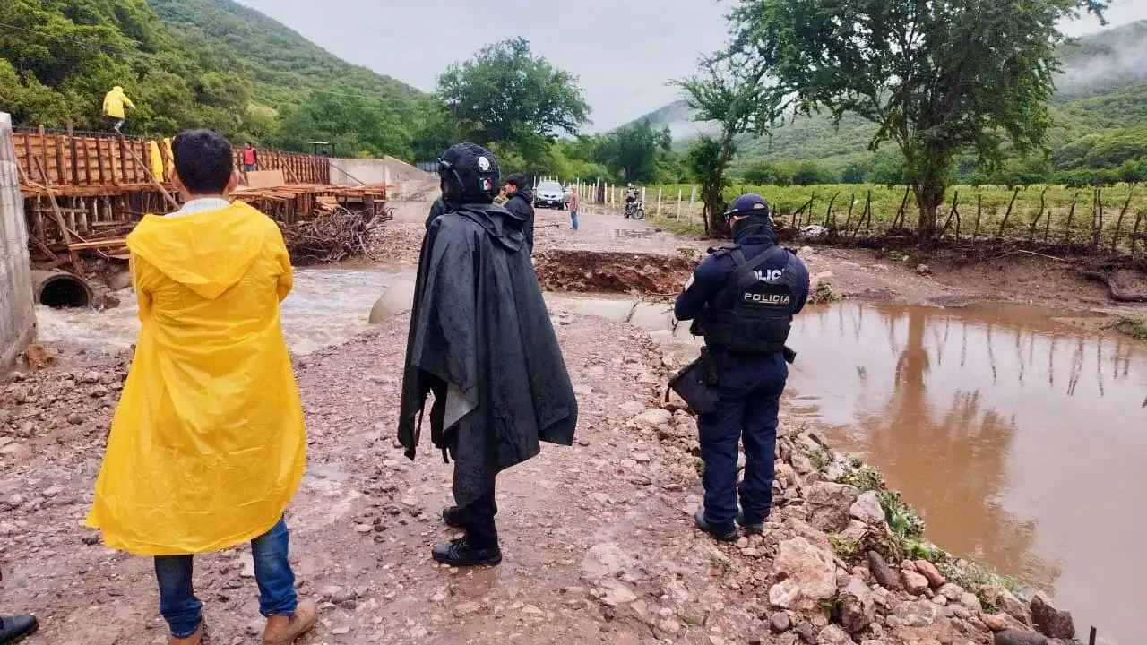 Tramo carretero con presencia de policías y personal de protección civil