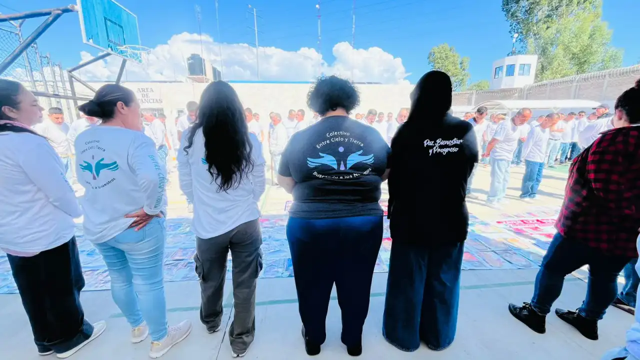 Personas durante jornada de búsqueda en centro penitenciario